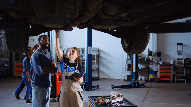 technician-showing-customer-car-changes_